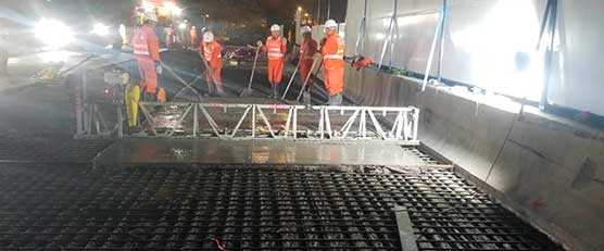 GH高性能混凝土(快干水泥)首次應(yīng)用在深圳木棉中橋路面大面積攤鋪工程中